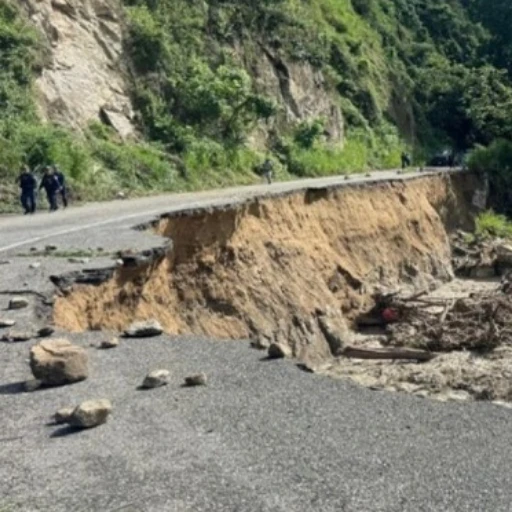 Lluvias intensas provocan deslizamientos de rocas y sedimentos en vías de Mérida