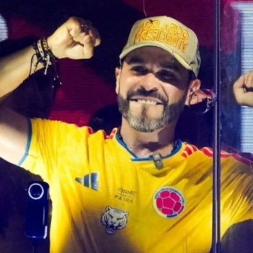Abelardo de la Espriella desafía orden judicial y llena de banderas su mitin en Cartagena