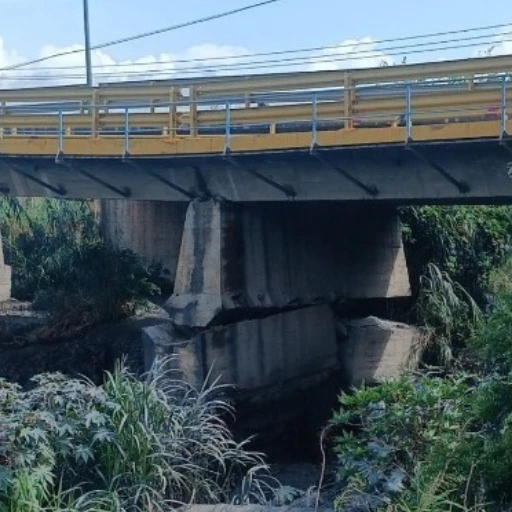 Restablecen paso vehicular liviano en puente de Santa Rosa