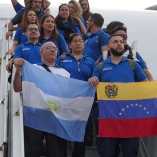 Médicos venezolanos en Argentina y rescatistas llegaron a La Guaira tras los sismos