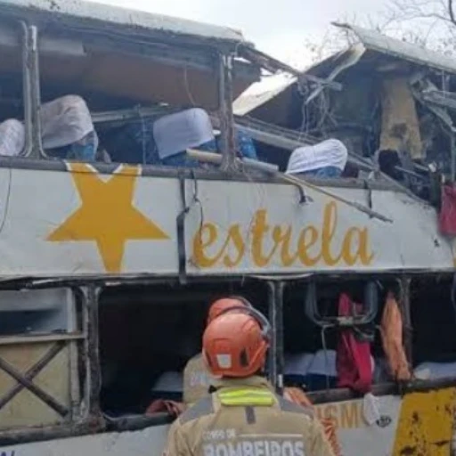Al menos 10 fallecidos y varios heridos tras vuelco de un autobús en Río de Janeiro