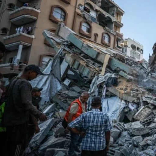 21 fallecidos tras derrumbe de un edificio dañado por bombardeos en Gaza