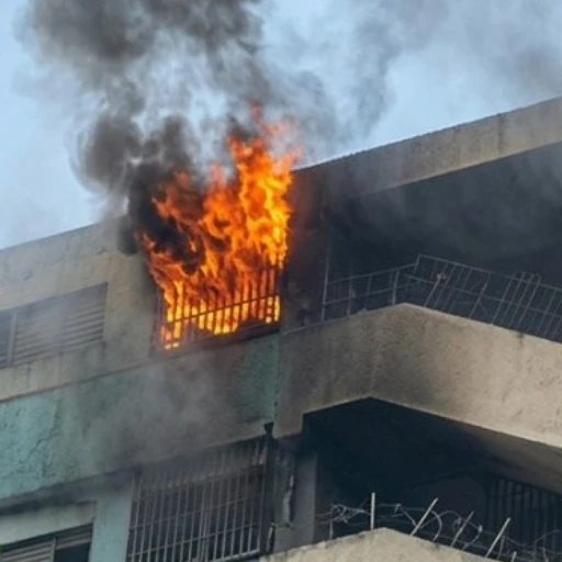 Incendio de gran magnitud afectó depósito industrial en Palo Verde