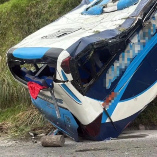Más de 10 fallecidos y 20 heridos tras accidente de autobús en Ecuador